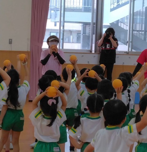 ボールを手に馴染ませます